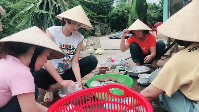 Hình ảnh trái ngược khi người đẹp Vbiz về thăm quê: người cào lúa, ngư