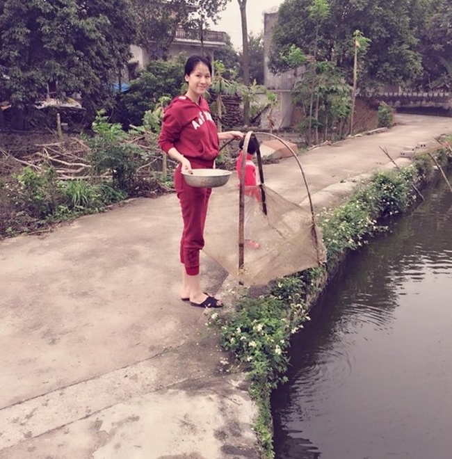 Hình ảnh trái ngược khi người đẹp Vbiz về thăm quê: người cào lúa, ngư