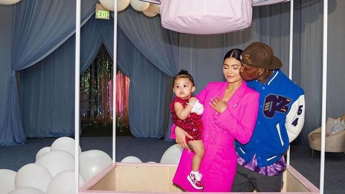 Hot mon “triệu đô” Kylie Jenner: Bế con thôi cũng khiến dân tình điên