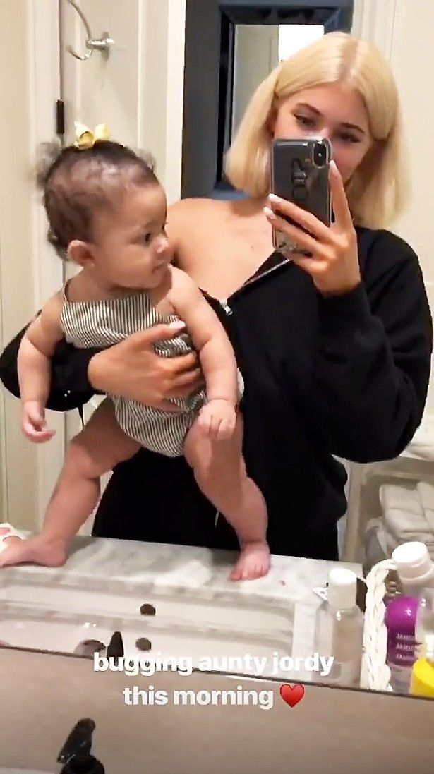 Hot mon “triệu đô” Kylie Jenner: Bế con thôi cũng khiến dân tình điên