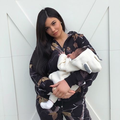 Hot mon “triệu đô” Kylie Jenner: Bế con thôi cũng khiến dân tình điên