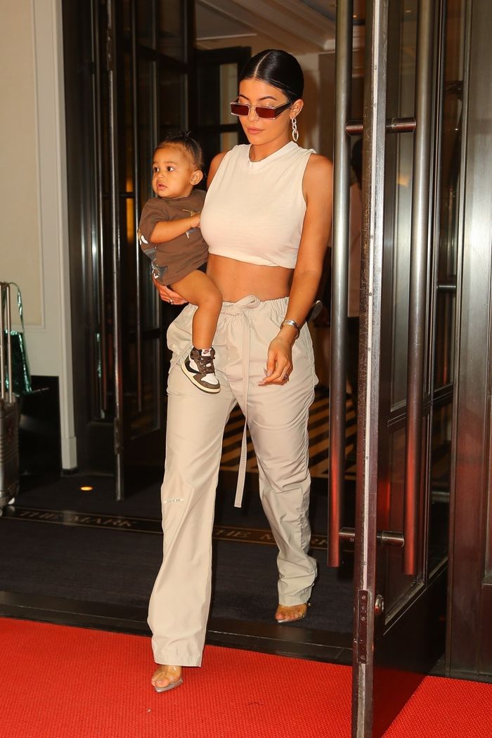 Hot mon “triệu đô” Kylie Jenner: Bế con thôi cũng khiến dân tình điên