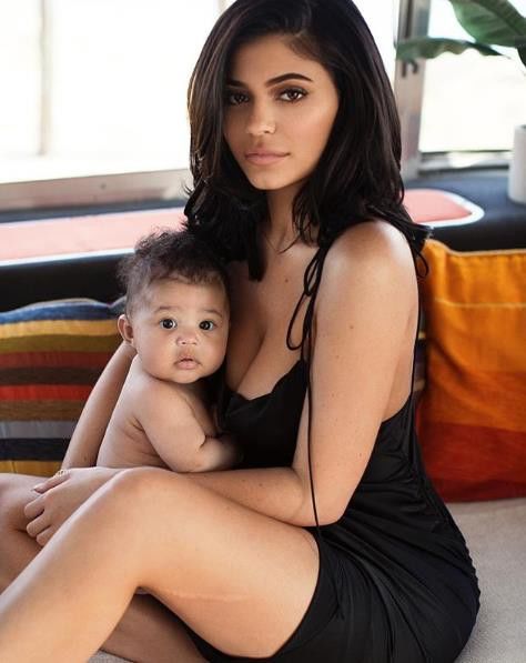 Hot mon “triệu đô” Kylie Jenner: Bế con thôi cũng khiến dân tình điên