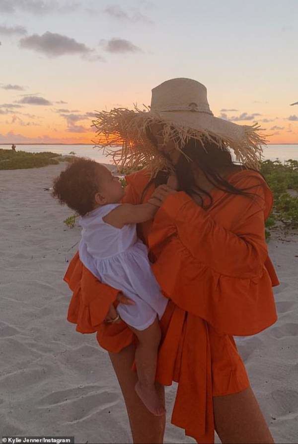 Hot mon “triệu đô” Kylie Jenner: Bế con thôi cũng khiến dân tình điên