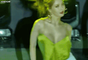 HyunA suýt lộ cả vòng 1 nhưng lại được netizen tán dương hết lời