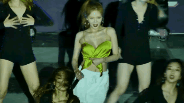 HyunA suýt lộ cả vòng 1 nhưng lại được netizen tán dương hết lời