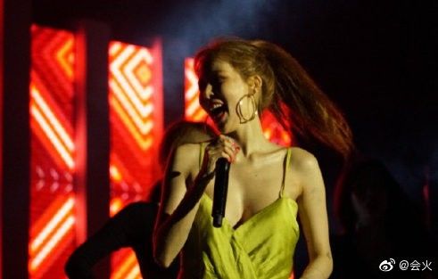 HyunA suýt lộ cả vòng 1 nhưng lại được netizen tán dương hết lời