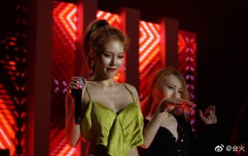 HyunA suýt lộ cả vòng 1 nhưng lại được netizen tán dương hết lời