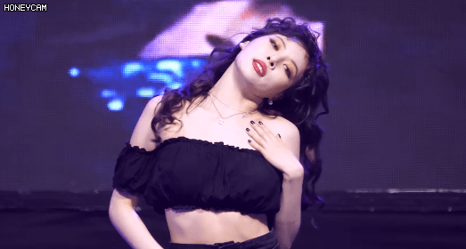 HyunA suýt lộ cả vòng 1 nhưng lại được netizen tán dương hết lời