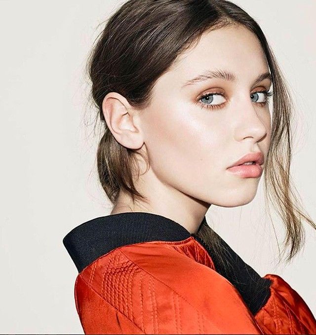 Iris Law: Cô con gái rượu tài năng, đẹp “ná thở” của nhà tài tử bom tấ
