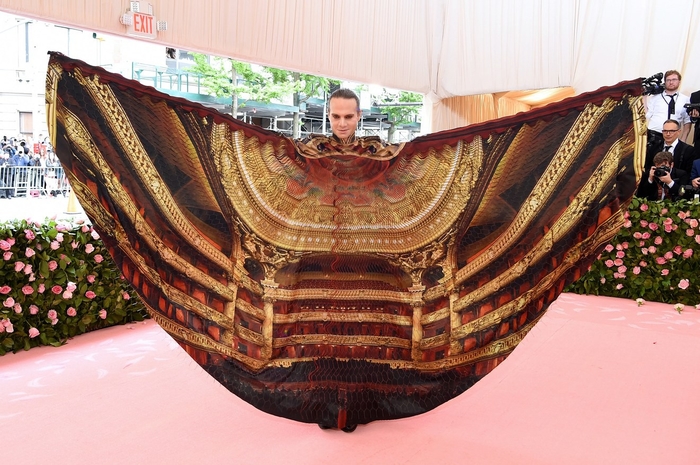 Chiếm thảm đỏ Met Gala 2019 15 phút Lady Gaga 3 lần lột váy