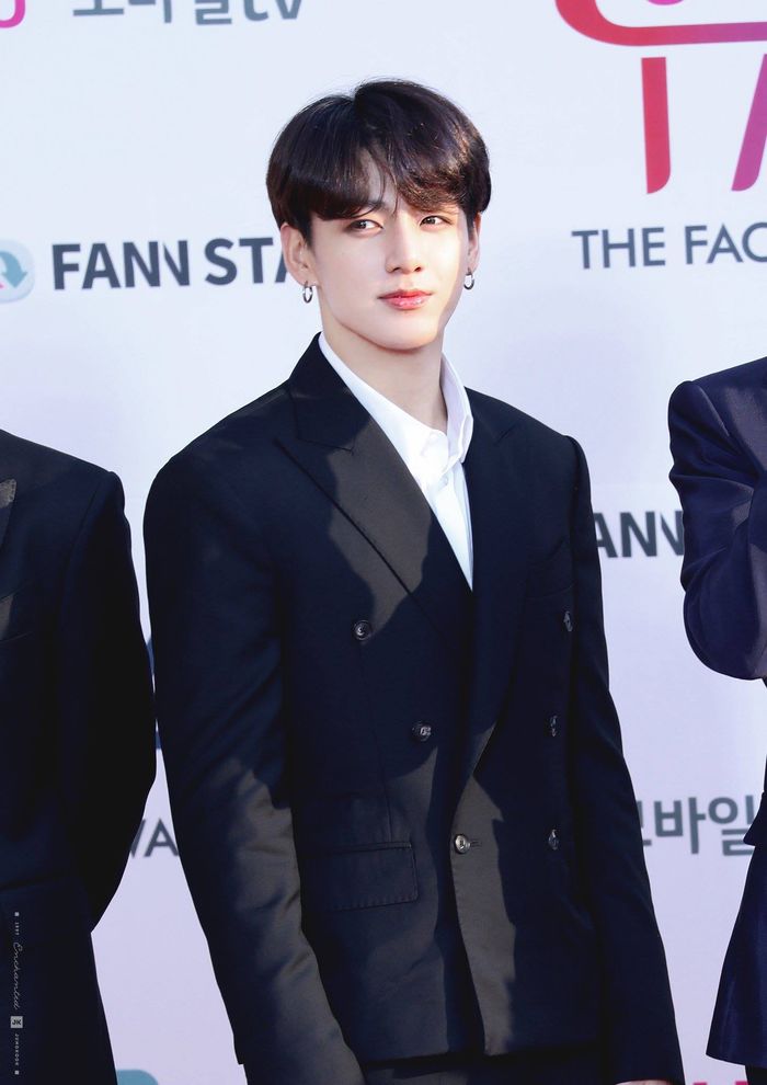 Jungkook (BTS) cuối cùng cũng công khai chuyện tình