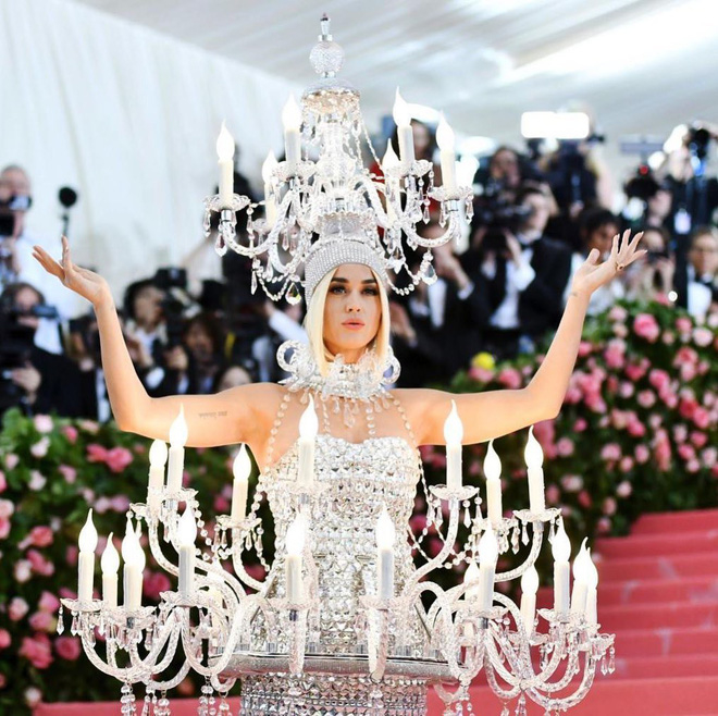Katy Perry chật vật “xả nước cứu thân” với bộ đồ “bánh mỳ kẹp thịt”