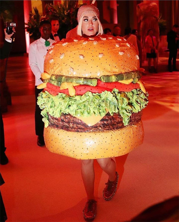 Katy Perry chật vật “xả nước cứu thân” với bộ đồ “bánh mỳ kẹp thịt”
