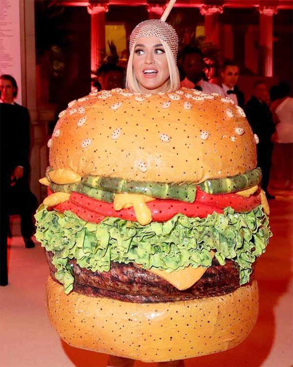 Katy Perry chật vật “xả nước cứu thân” với bộ đồ “bánh mỳ kẹp thịt”