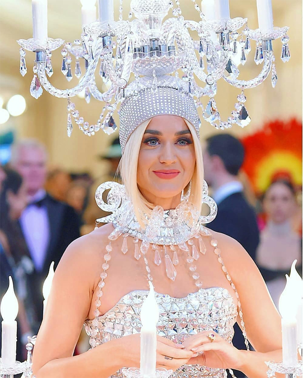 Katy Perry chật vật “xả nước cứu thân” với bộ đồ “bánh mỳ kẹp thịt”