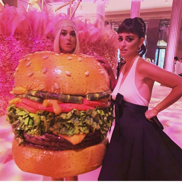 Katy Perry chật vật “xả nước cứu thân” với bộ đồ “bánh mỳ kẹp thịt”