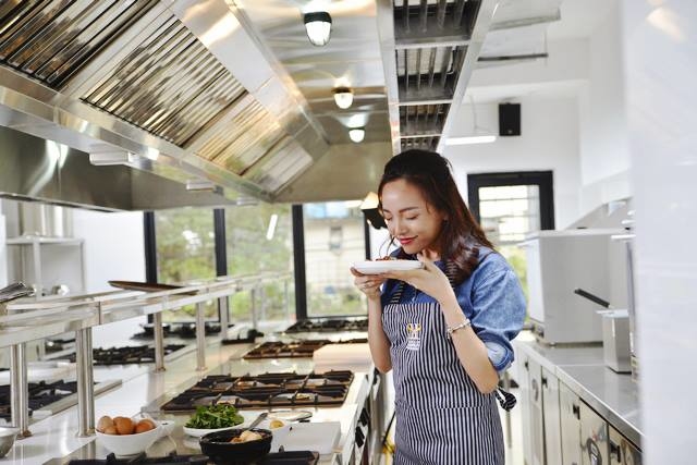 Khoa học chứng minh con gái không biết nấu ăn thường kiếm tiền nhiều