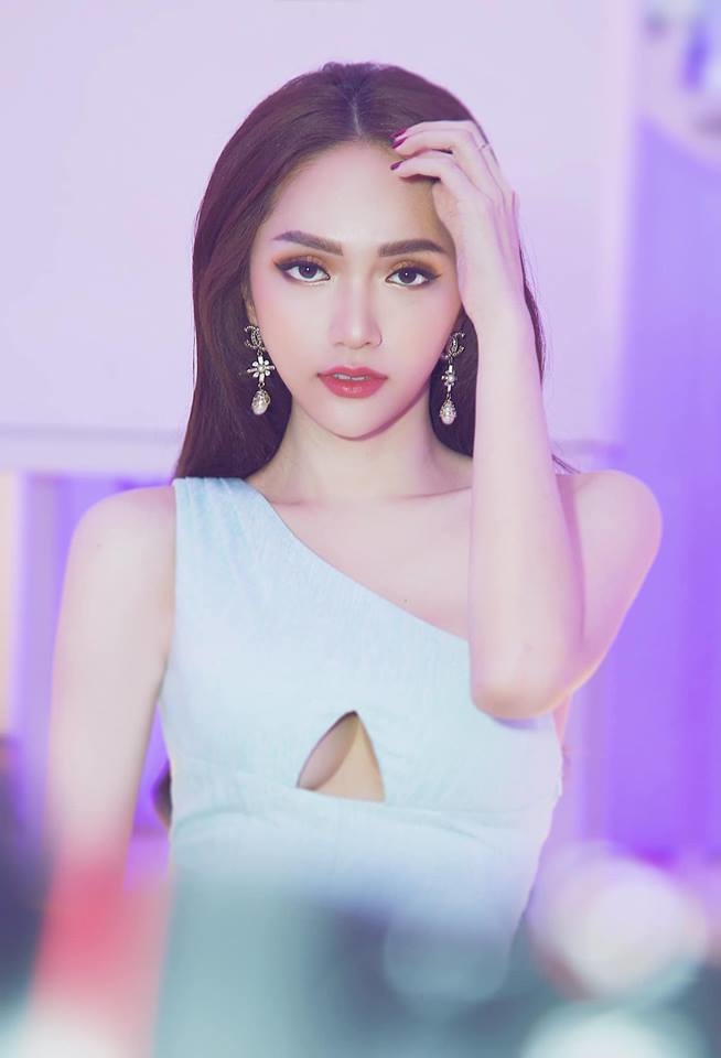 Kiêu sa, sexy như bà hoàng trên thảm đỏ nhưng ngoài đời Hương Giang lạ