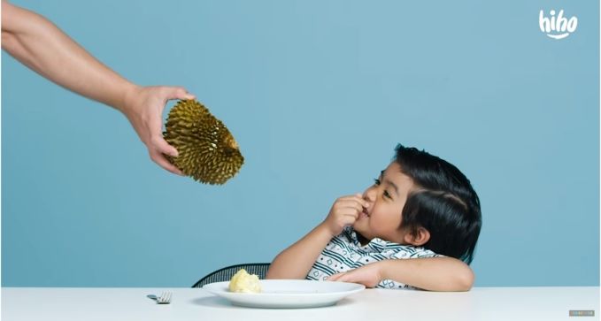 Biểu cảm hài hước khi em bé ăn sầu riêng: Trái gì mà mùi lạ thế