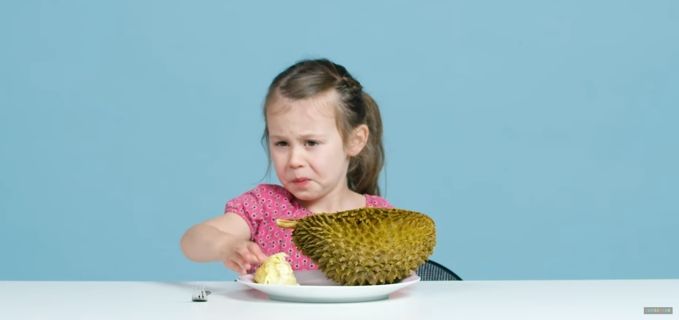 Biểu cảm hài hước khi em bé ăn sầu riêng: Trái gì mà mùi lạ thế nhỉ?