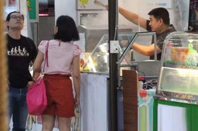Lâm Chí Dĩnh giàu nứt đố đổ vách nhưng anh trai phải vất vả mưu sinh