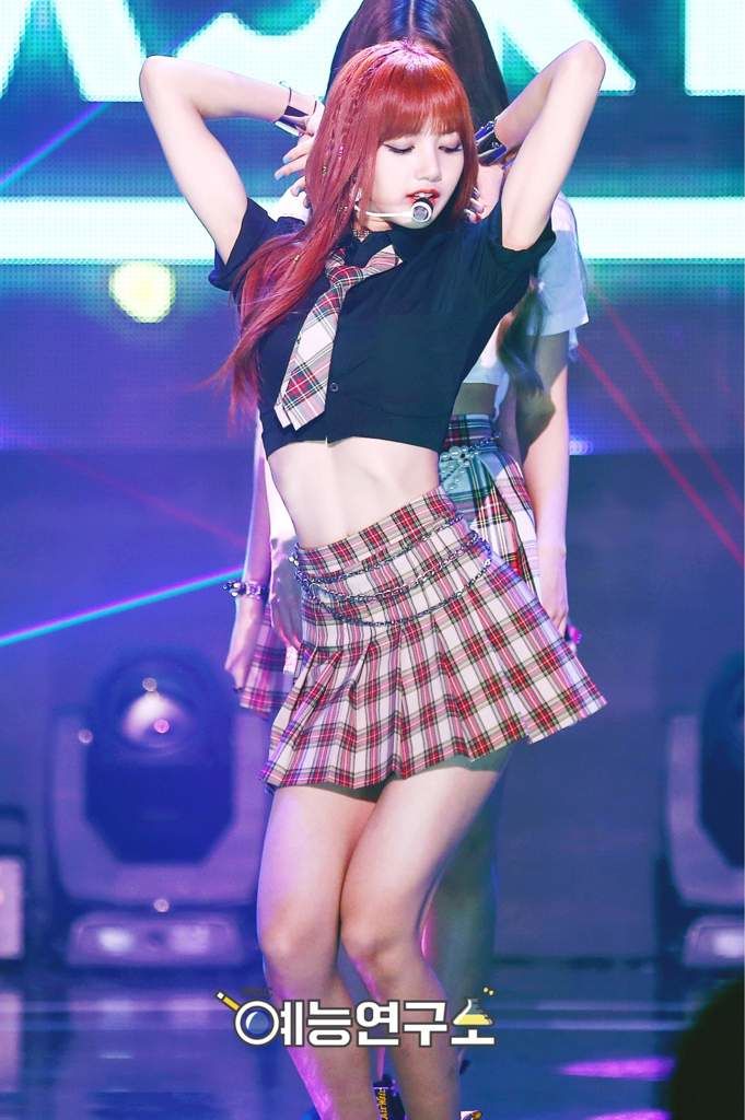 Lisa (BLACKPINK) lại khiến fan vô thích thú khi khoe eo