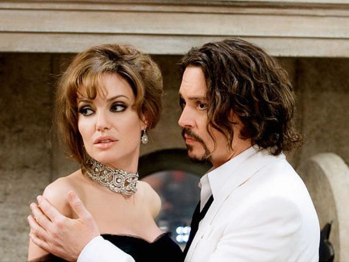 Ly hôn chưa được bao lâu, Angelina Jolie đã bị nghi có tình mới