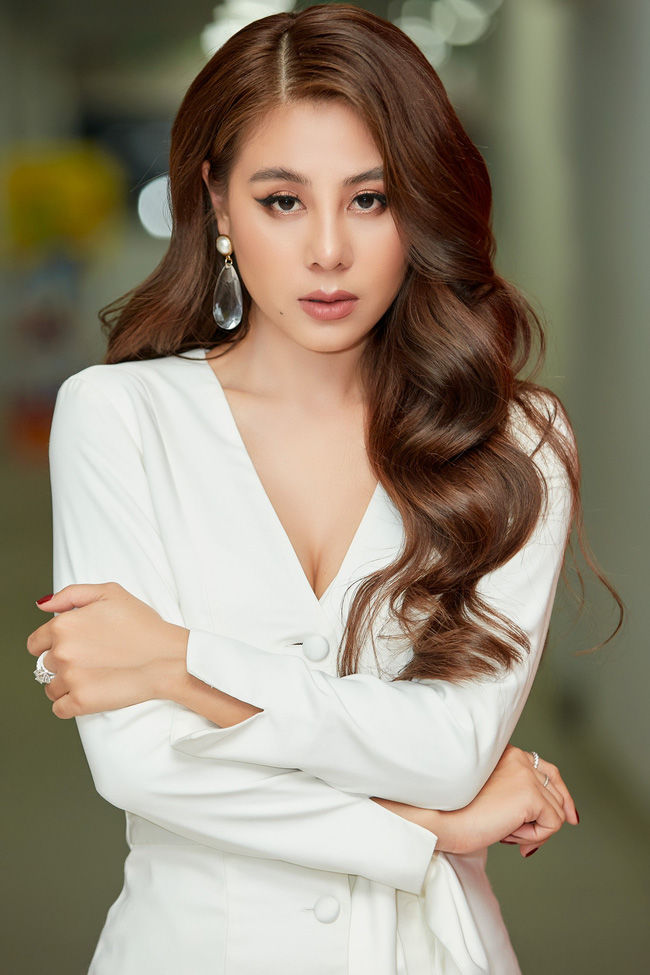 Nam Thư bị chê bai thiếu duyên dáng khi làm MC Bạn Muốn Hẹn Hò