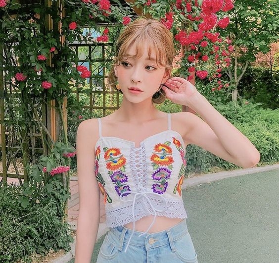 Ngày hè mặc váy ra đường, cô gái bị bạn trai chia tay