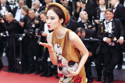 Ngọc Trinh bị chê kém xa Phương Trinh về trang phục dự LHP Cannes