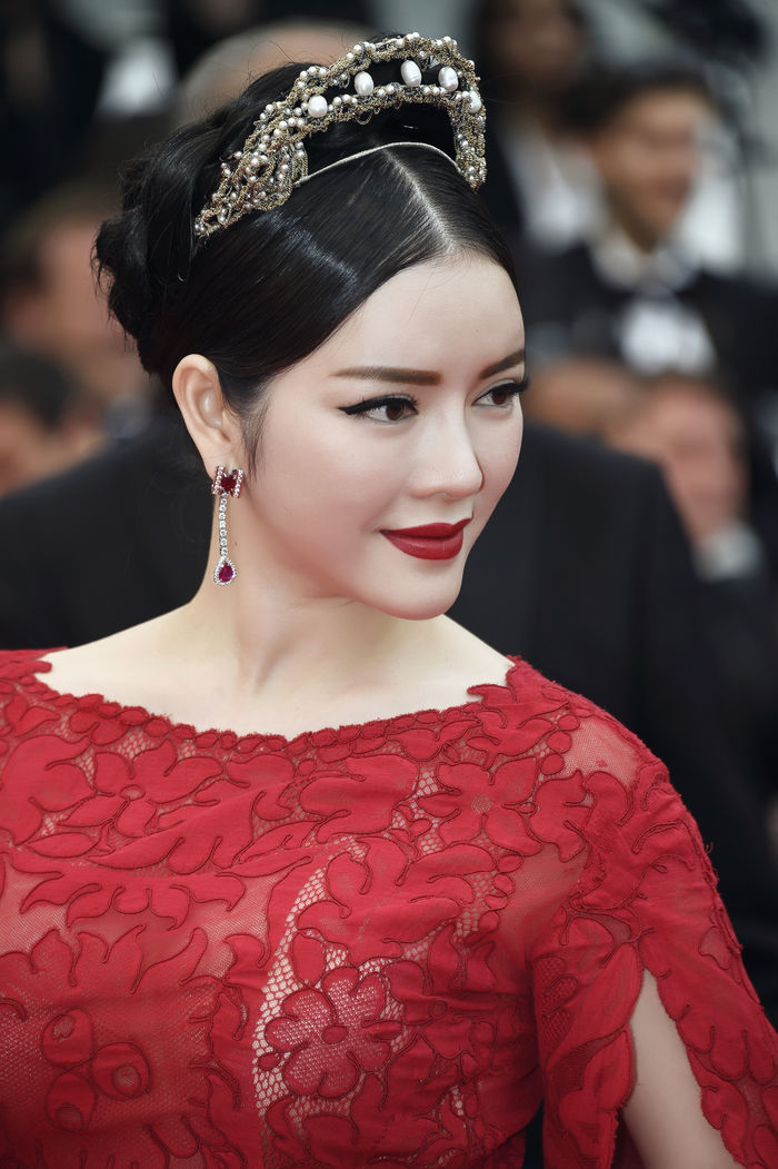 Ngọc Trinh hở bạo vẫn bị cho kém xa bà hoàng Việt Lý Nhã Kỳ