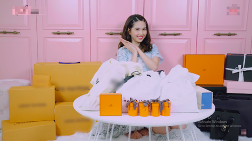 Ngọc Trinh vụng về khi review đồ ăn