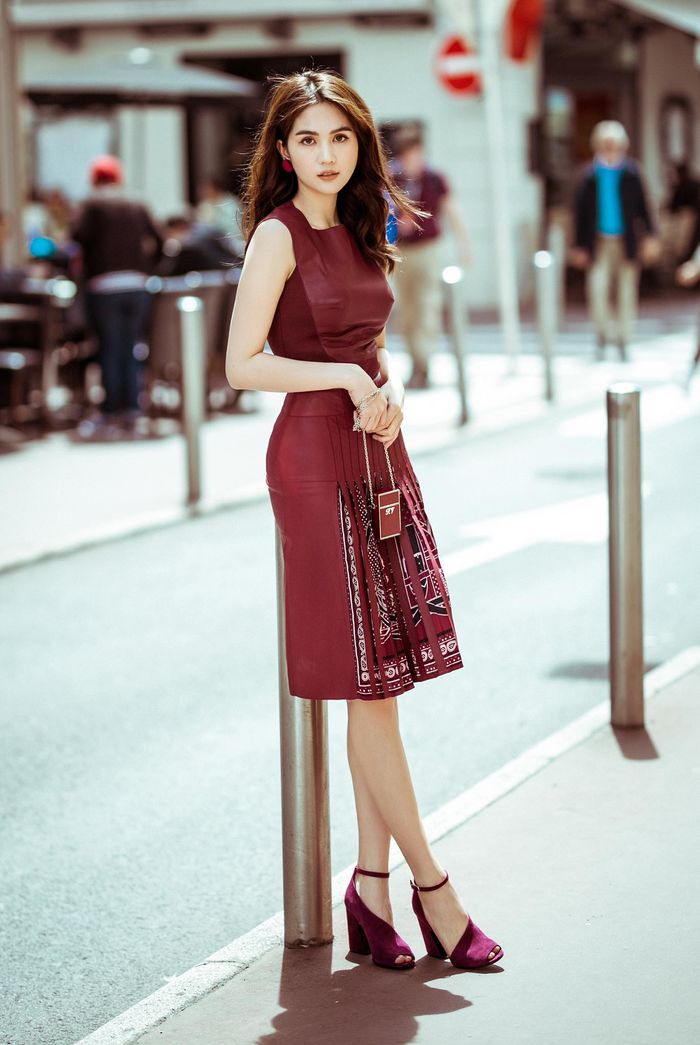 Ngọc Trinh vụng về khi review đồ ăn