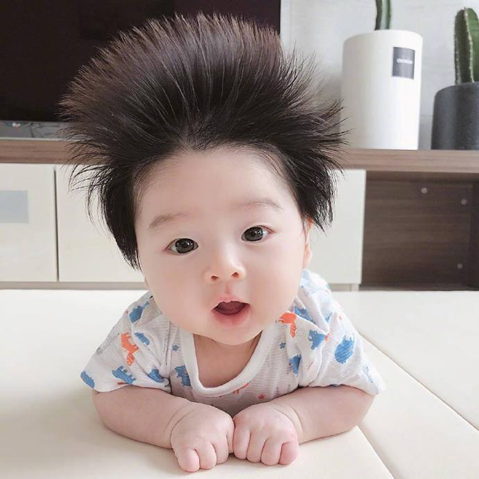 Những em bé vừa ra đời đã nổi tiếng nhờ mái tóc ấn tượng