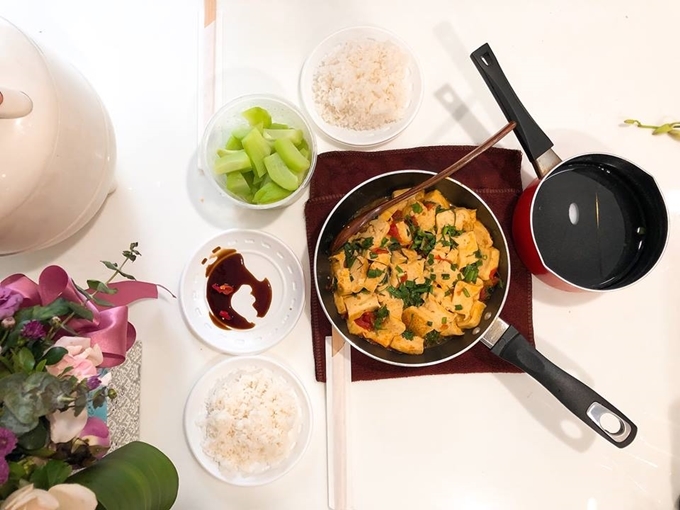 Những mâm cơm nấu tại chỗ làm của hai cô nàng độc thân