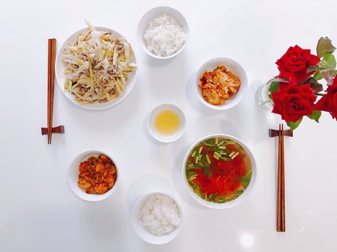 Những mâm cơm nấu tại chỗ làm của hai cô nàng độc thân