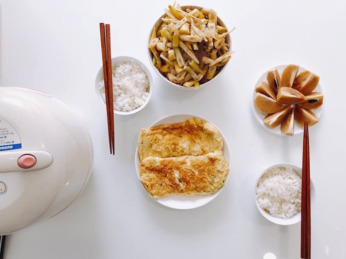 Những mâm cơm nấu tại chỗ làm của hai cô nàng độc thân