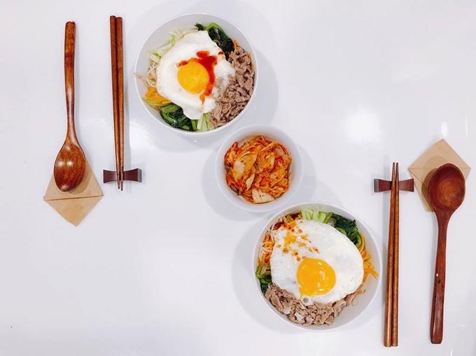 Những mâm cơm nấu tại chỗ làm của hai cô nàng độc thân