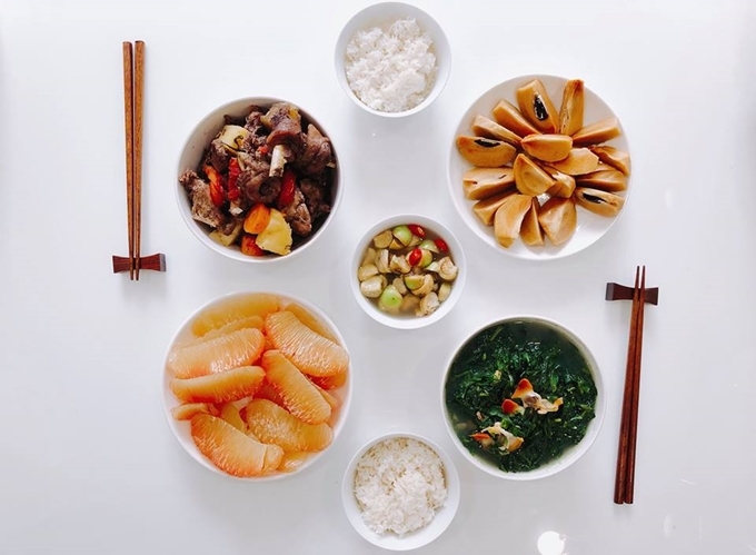 Những mâm cơm nấu tại chỗ làm của hai cô nàng độc thân