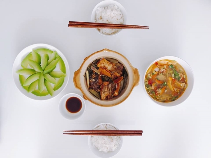 Những mâm cơm nấu tại chỗ làm của hai cô nàng độc thân
