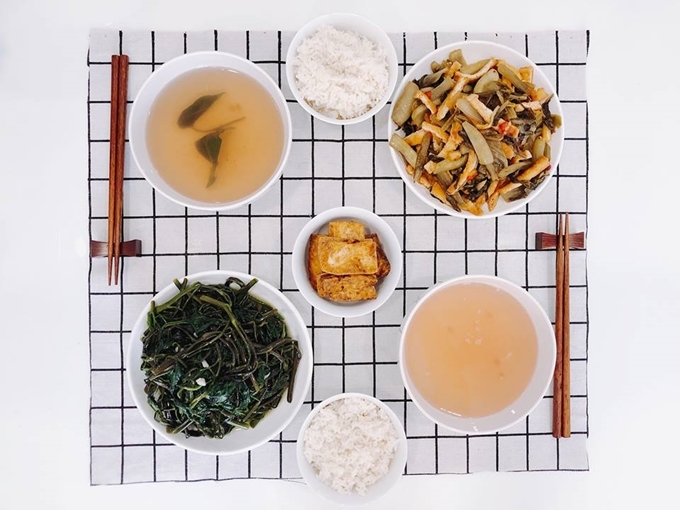 Những mâm cơm nấu tại chỗ làm của hai cô nàng độc thân