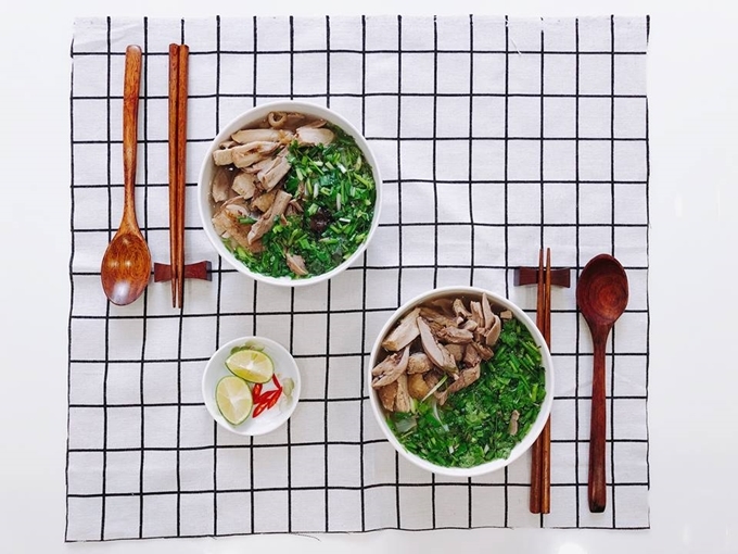 Những mâm cơm nấu tại chỗ làm của hai cô nàng độc thân