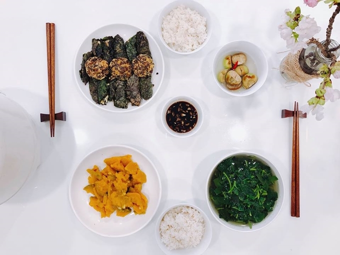 Những mâm cơm nấu tại chỗ làm của hai cô nàng độc thân