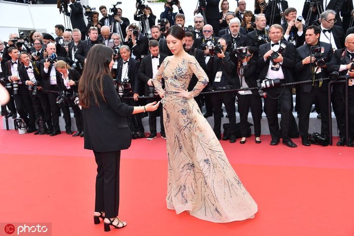 Những trò lố trên thảm đỏ LHP Cannes của các nhân vật vô danh Cbiz