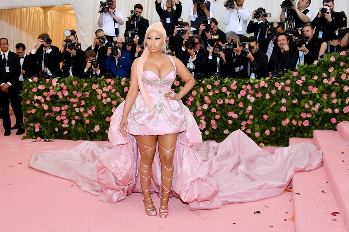 Chiếm thảm đỏ Met Gala 2019 15 phút Lady Gaga 3 lần lột váy