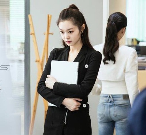 Nữ diễn viên gây choáng khi 'ngốn' 15 lọ kem chống nắng mỗi tháng