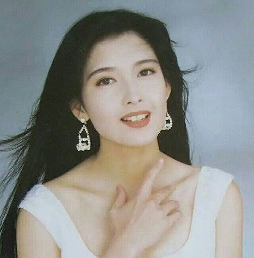 Mỹ nữ Hồng Kông Châu Huệ Mẫn tuổi 52: Trẻ đẹp căng tràn khó tin