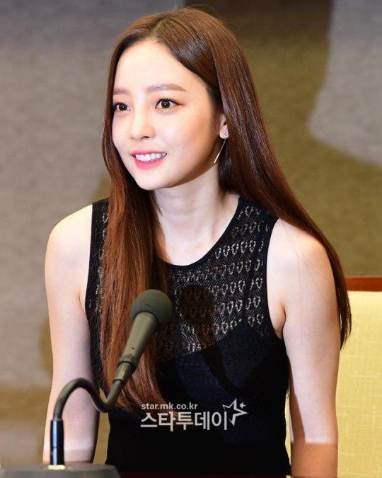 Nữ idol Goo Hara (nhóm Kara) cố tự tử tại nhà riêng sau nghi vấn hành