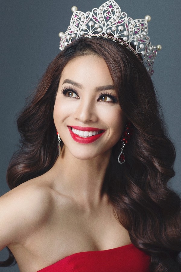 Phạm Hương khoe dáng táo bạo